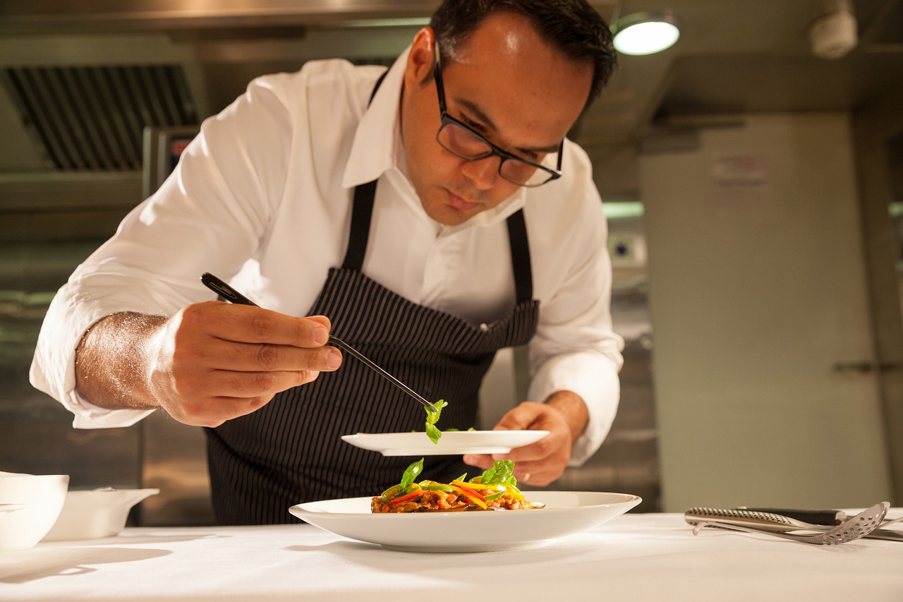 A top chef preparing food at Oahu Fancy Restaurants