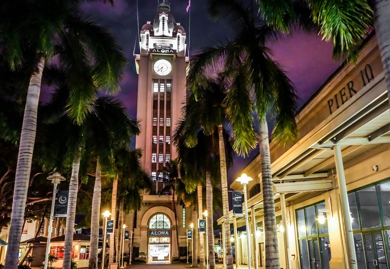 Views of the Oahu nightlife