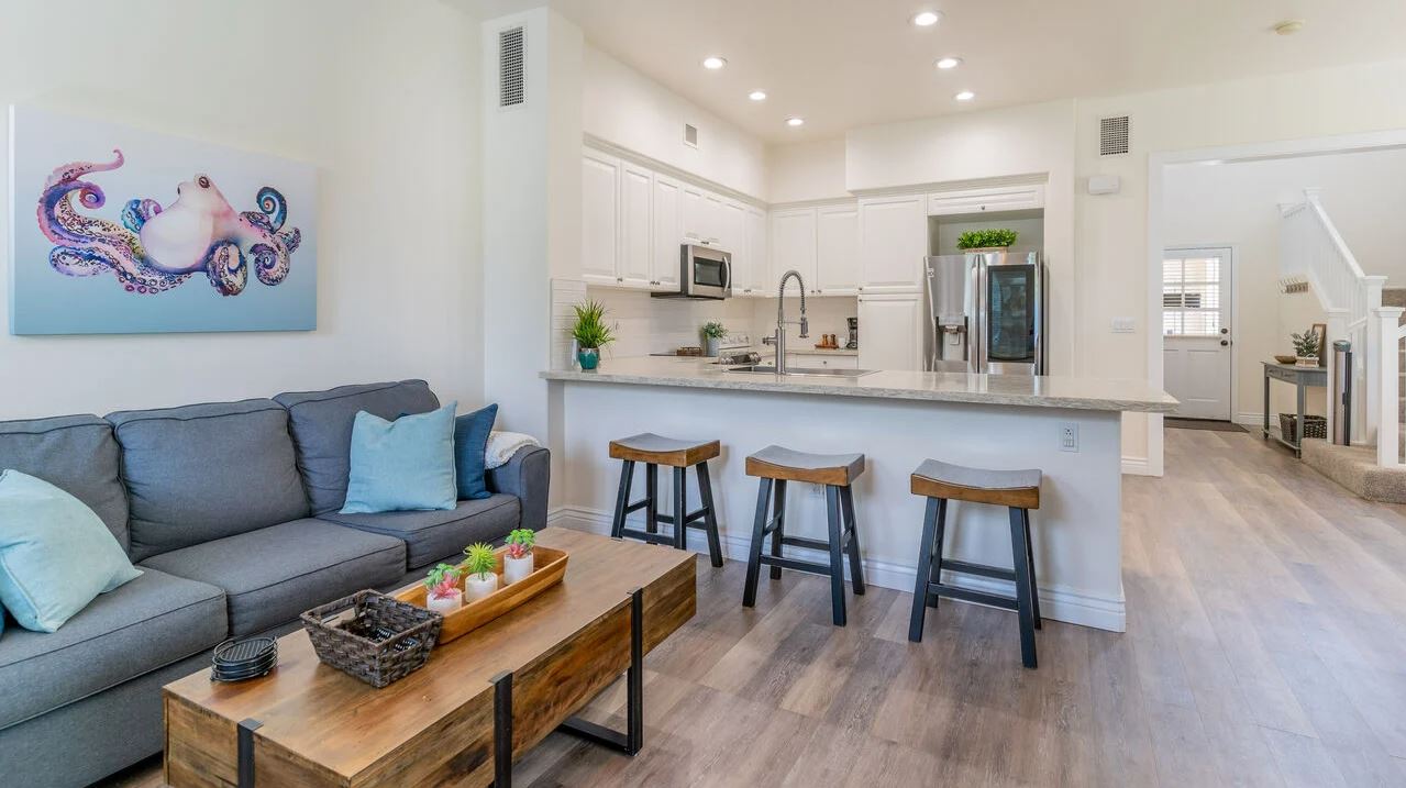 The living and dining area of one of our Last minute Vacation Rentals Oahu