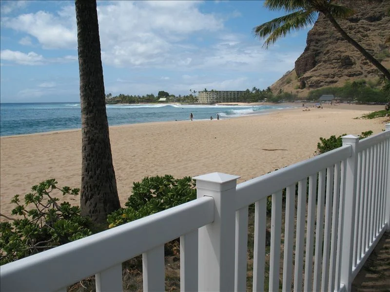 The patio of a 4 bedroom house for rent Hawaii